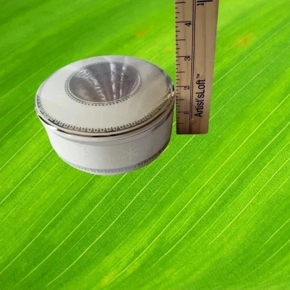 Mikasa 41/4 Inch Covered Trinket Box Christmas wht/silver - Picture 3 of 5